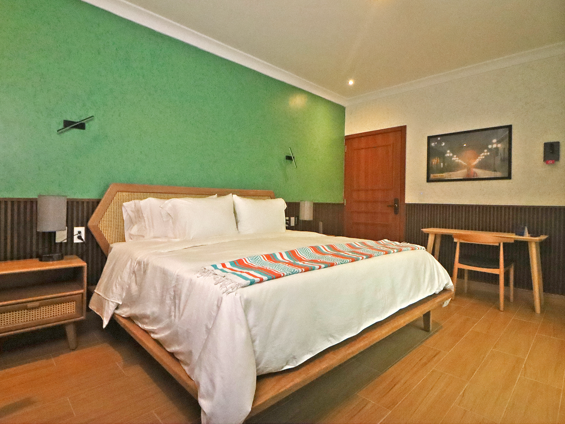 Un dormitorio con una cama y un espejo en la pared.