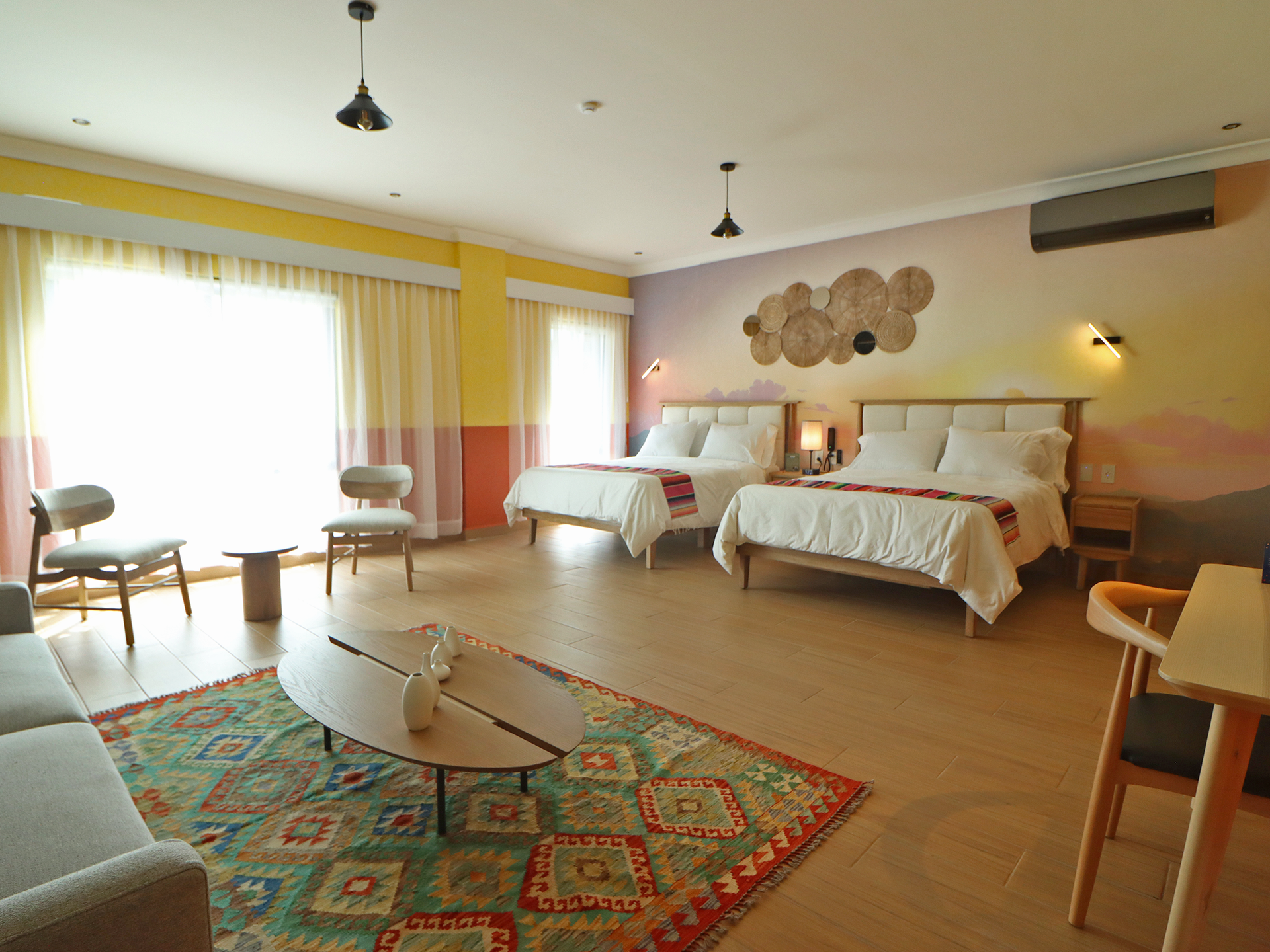 Un dormitorio con una cama y cuadros en la pared.