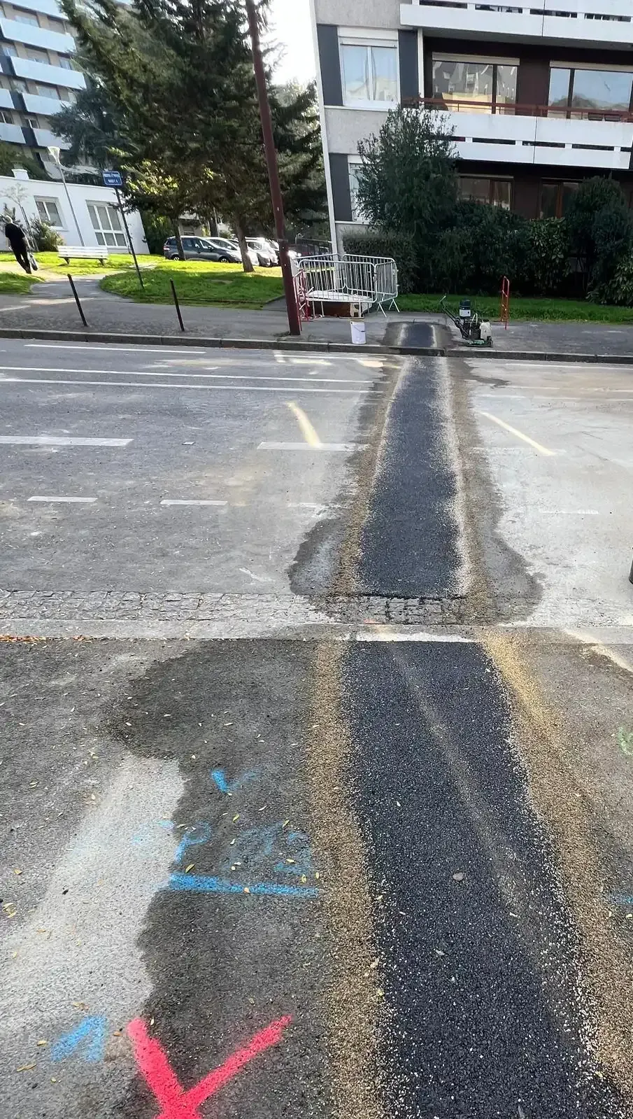 Traversée de route après travaux de fibre à Nantes : enrobé noir à chaud et scellement des joints de rive