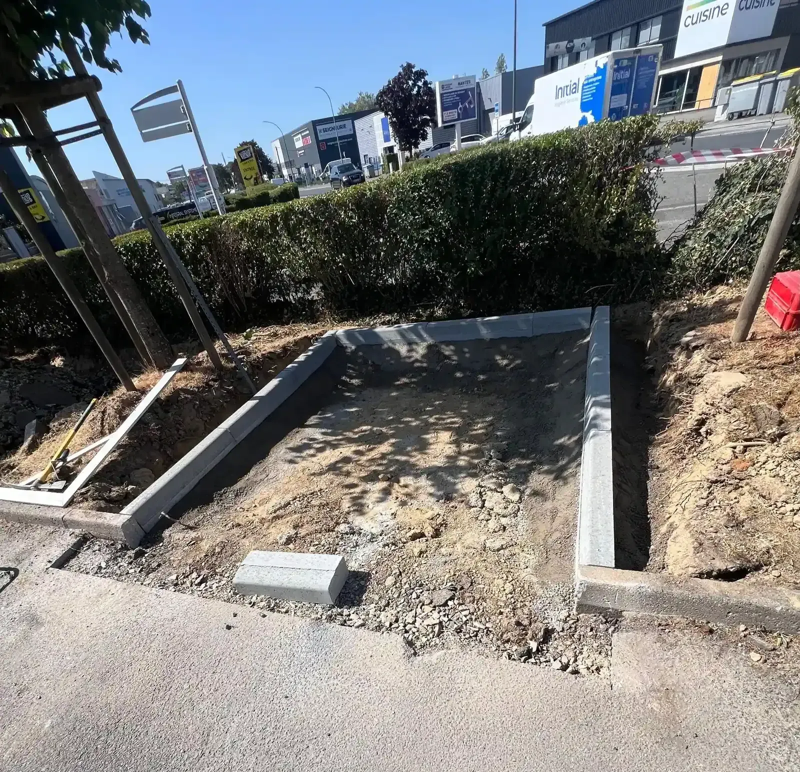 Pose de bordures en béton pour créer des places de stationnement