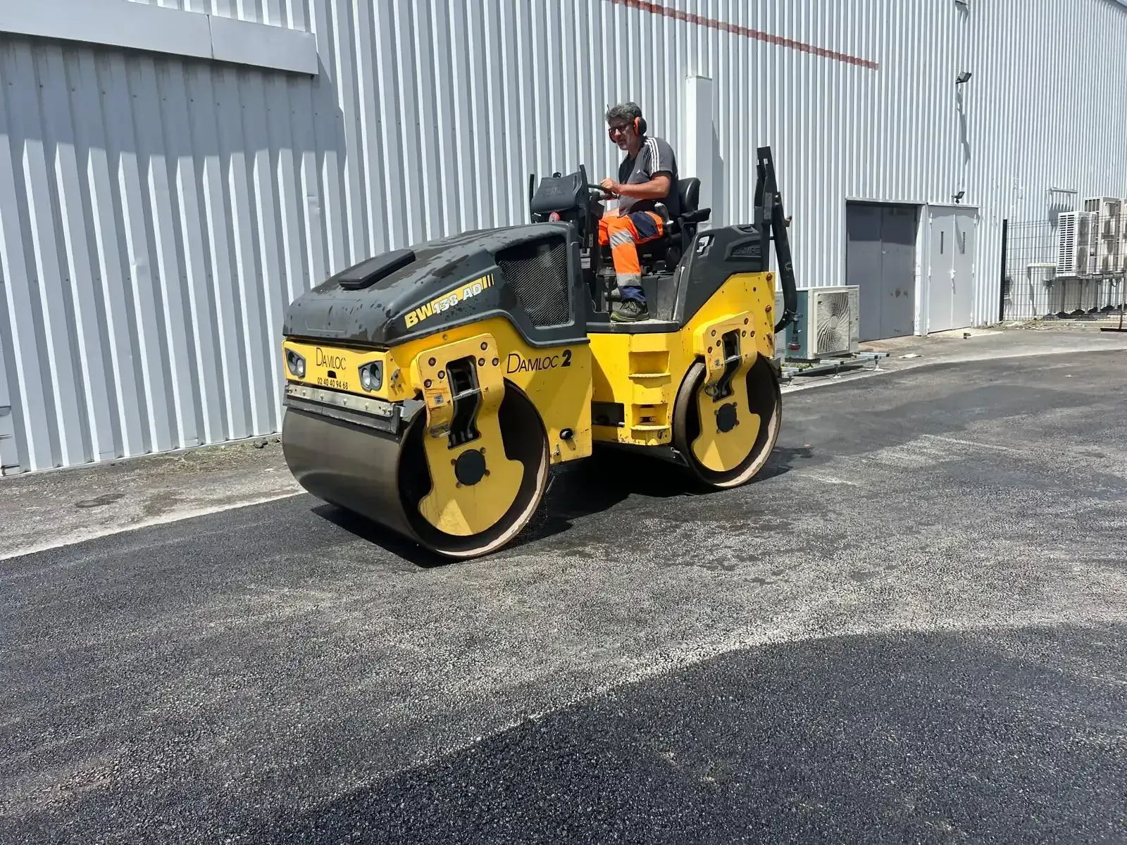 Compactage d’un enrobé lors de la réfection complète d’une chaussée