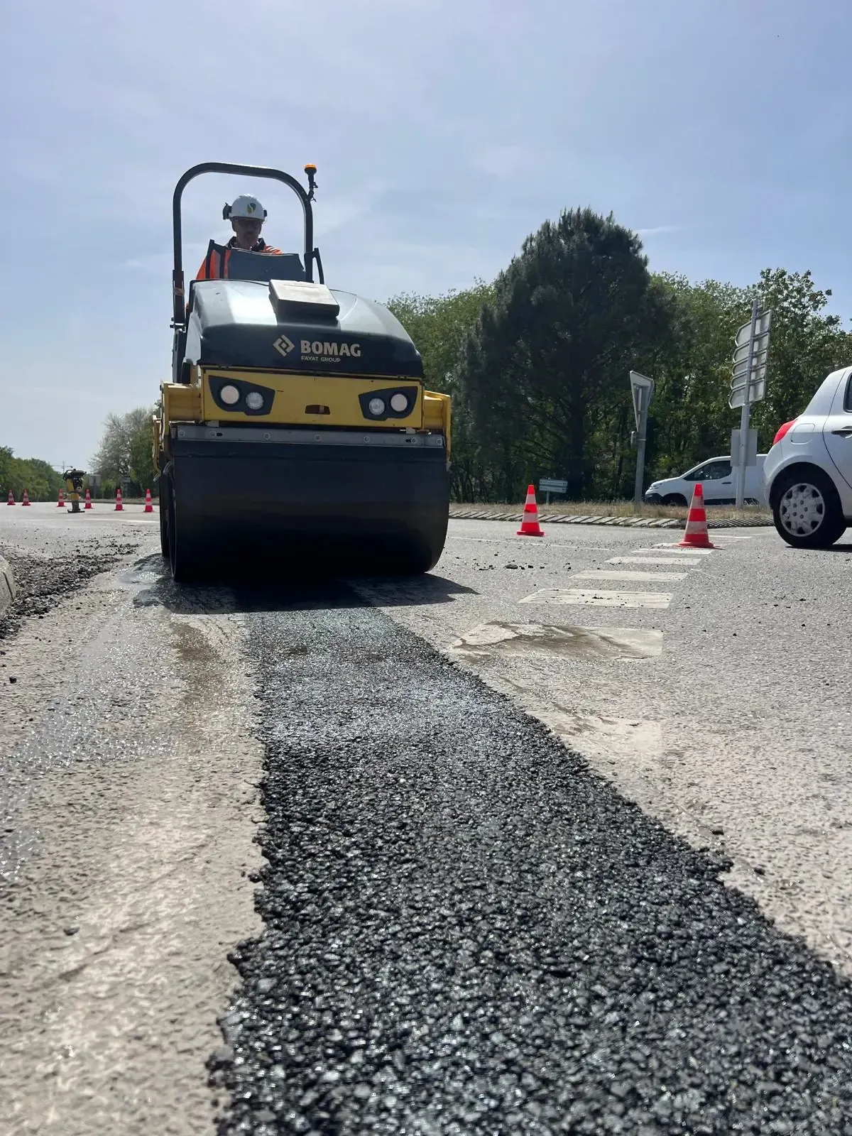 Réfection d’une voie après des travaux de réseaux de fibre pour le futur busway à Bouguenais
