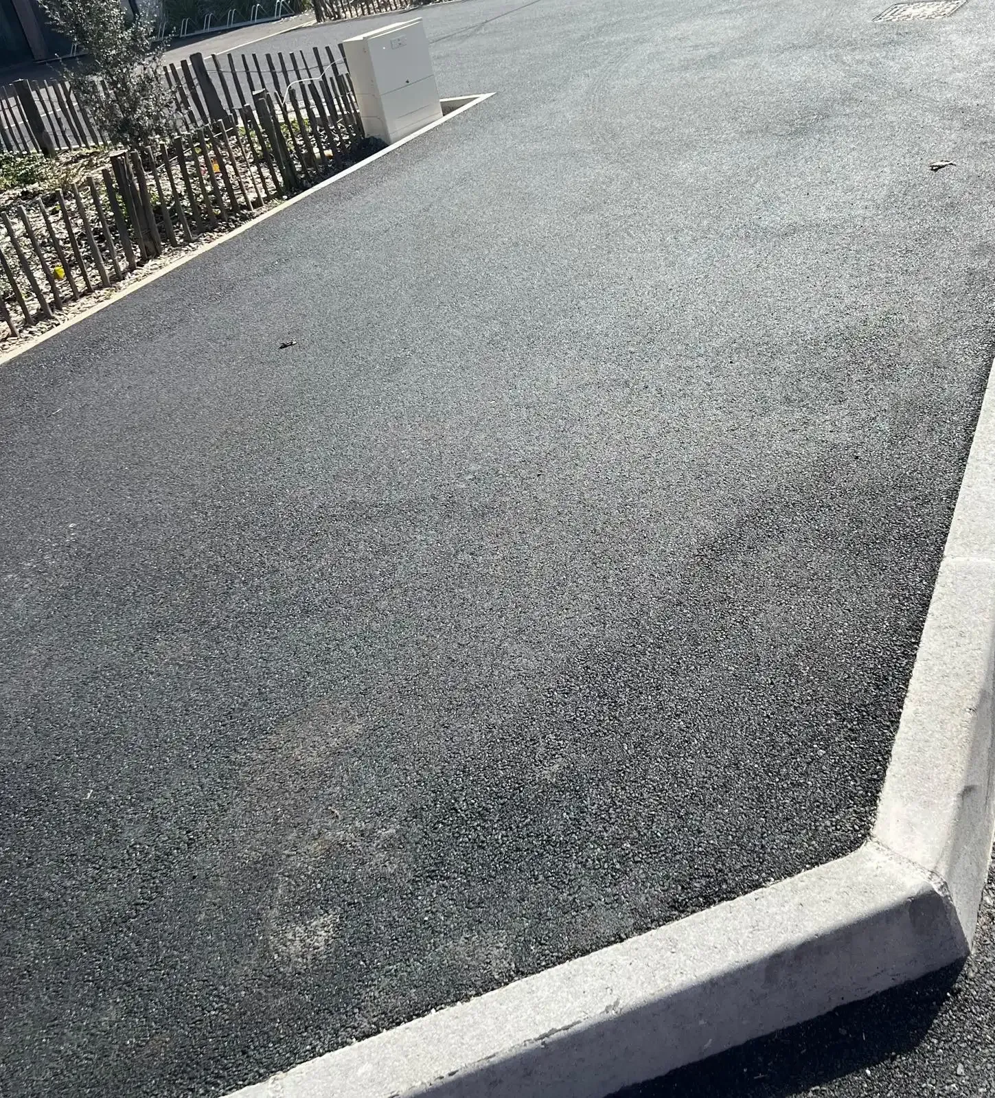 Création d'un trottoir en enrobé noir