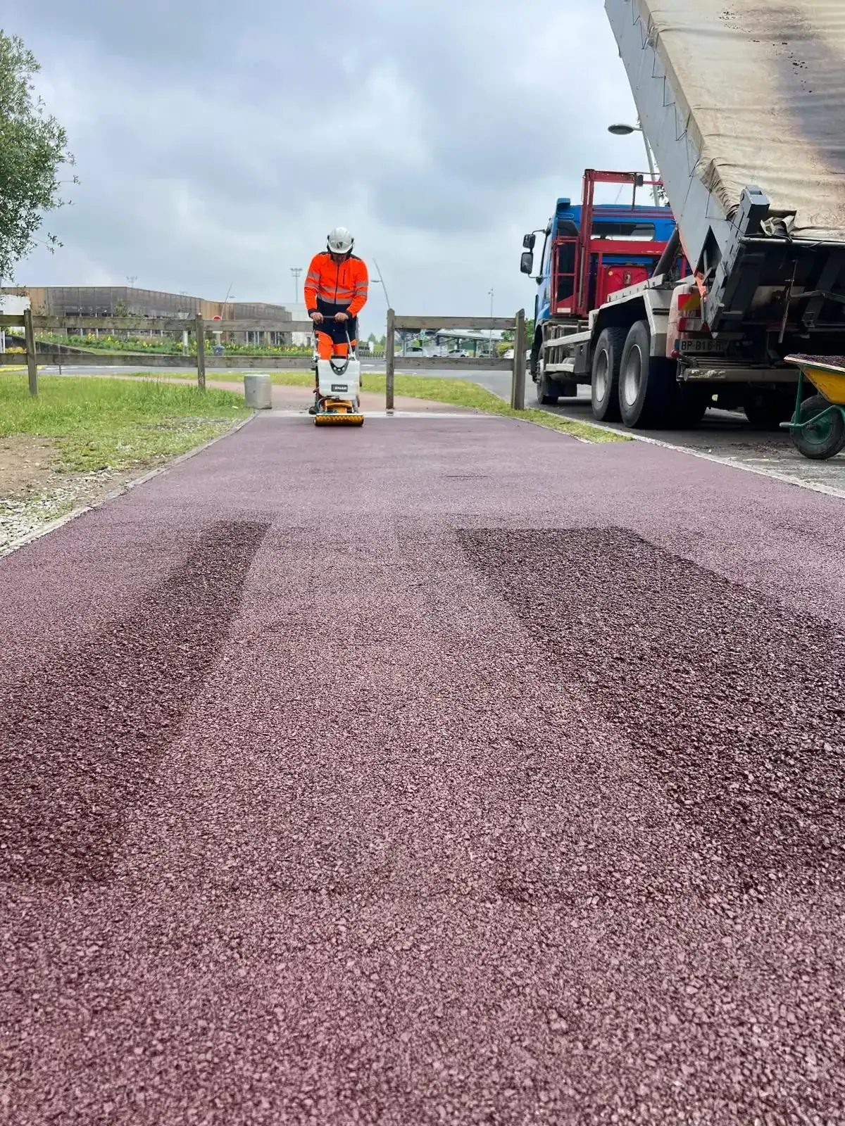 Réfection d’un trottoir en enrobé brun-rouge