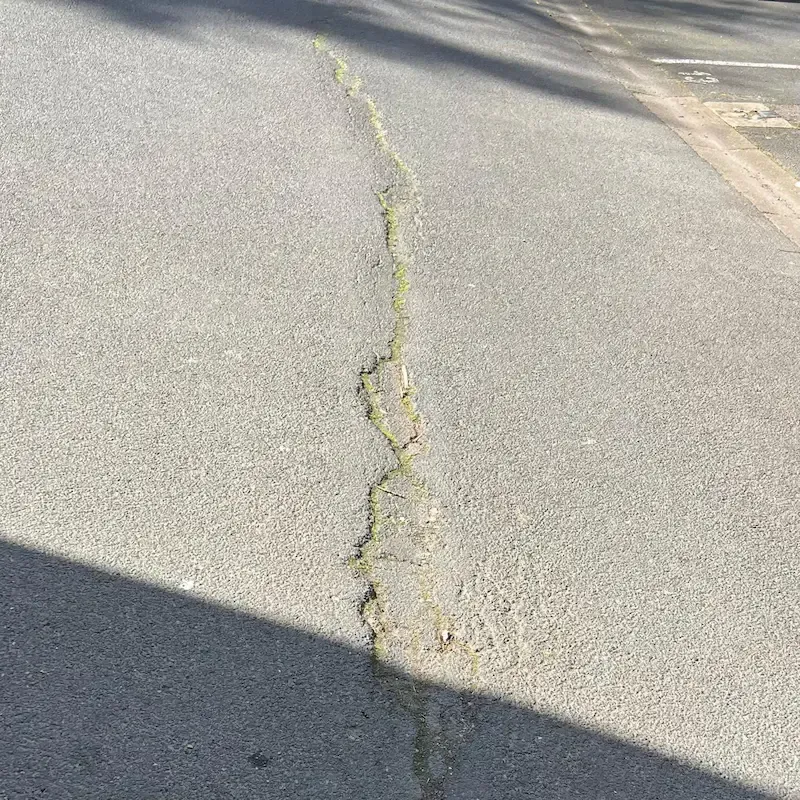 fissure longitudinale d'une chaussée en enrobé