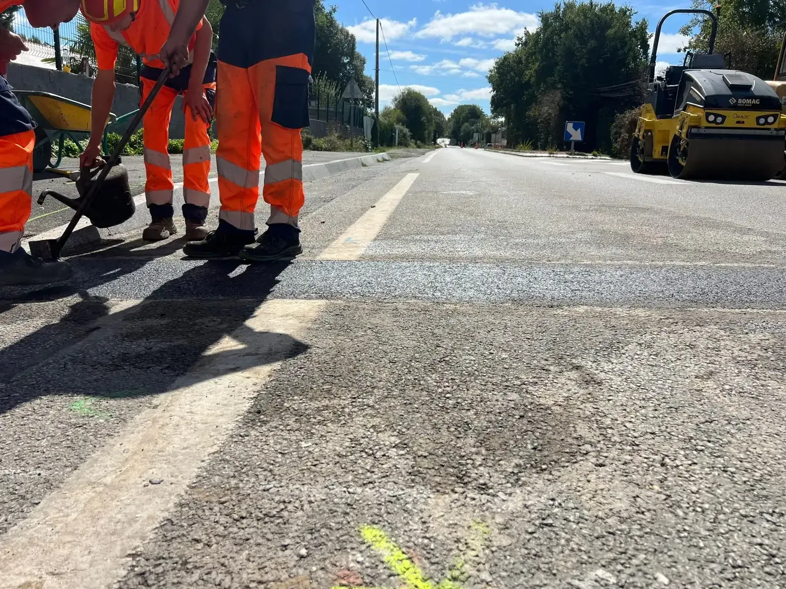 Application de joints de rive en équipe