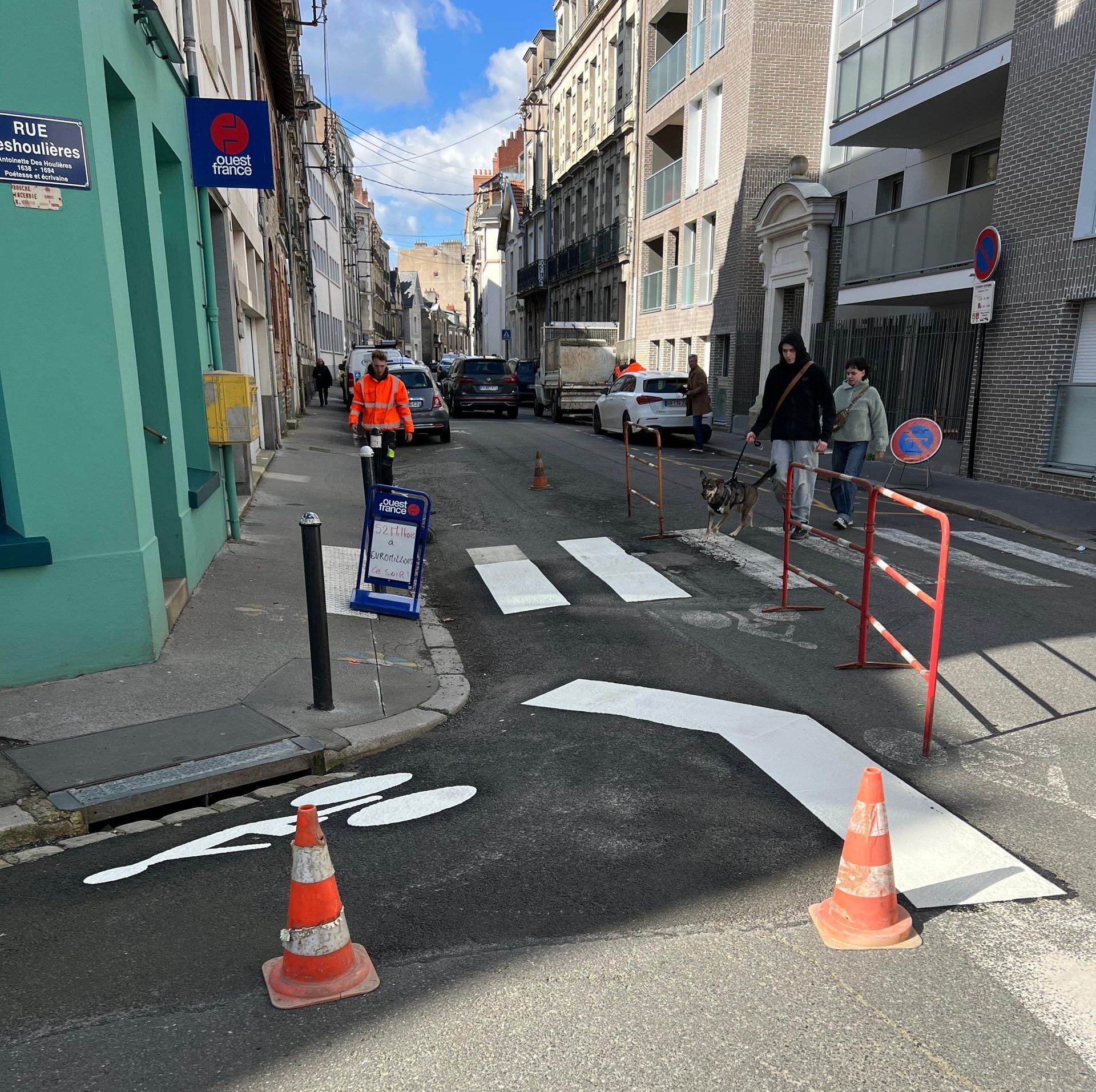 Signalisation horizontale, Marquage au sol, pose de lignes blanches, places de parking, places de stationnement, aménagement de parkings, agencement de parking et voiries