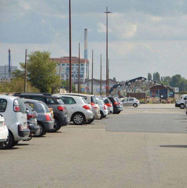 Pose de marquages au sol, signalisation horizontale, mobilier urbain, mobilier de parking, lignes blanches, lignes jaunes, cédes-le-passage au sol, STOP au sol, flèches au sol