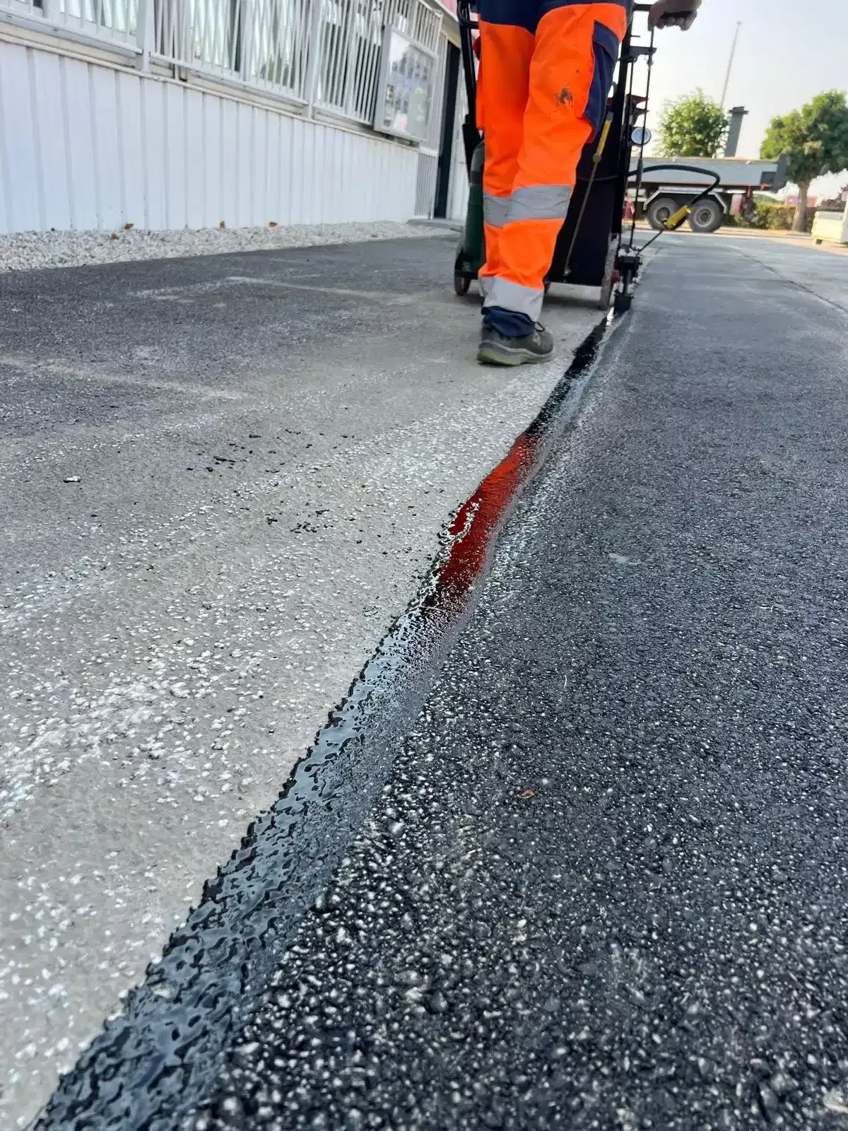 Pontage au mastic bitumineux de fissures et joints de rive