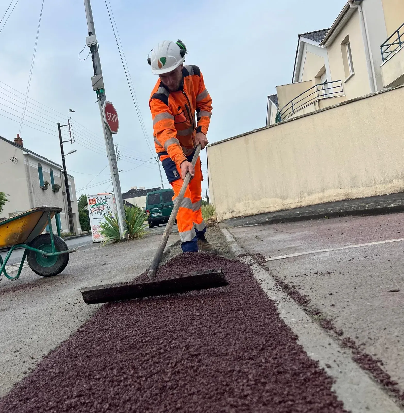 Réfection d’une tranchée avec un enrobé coloré rouge