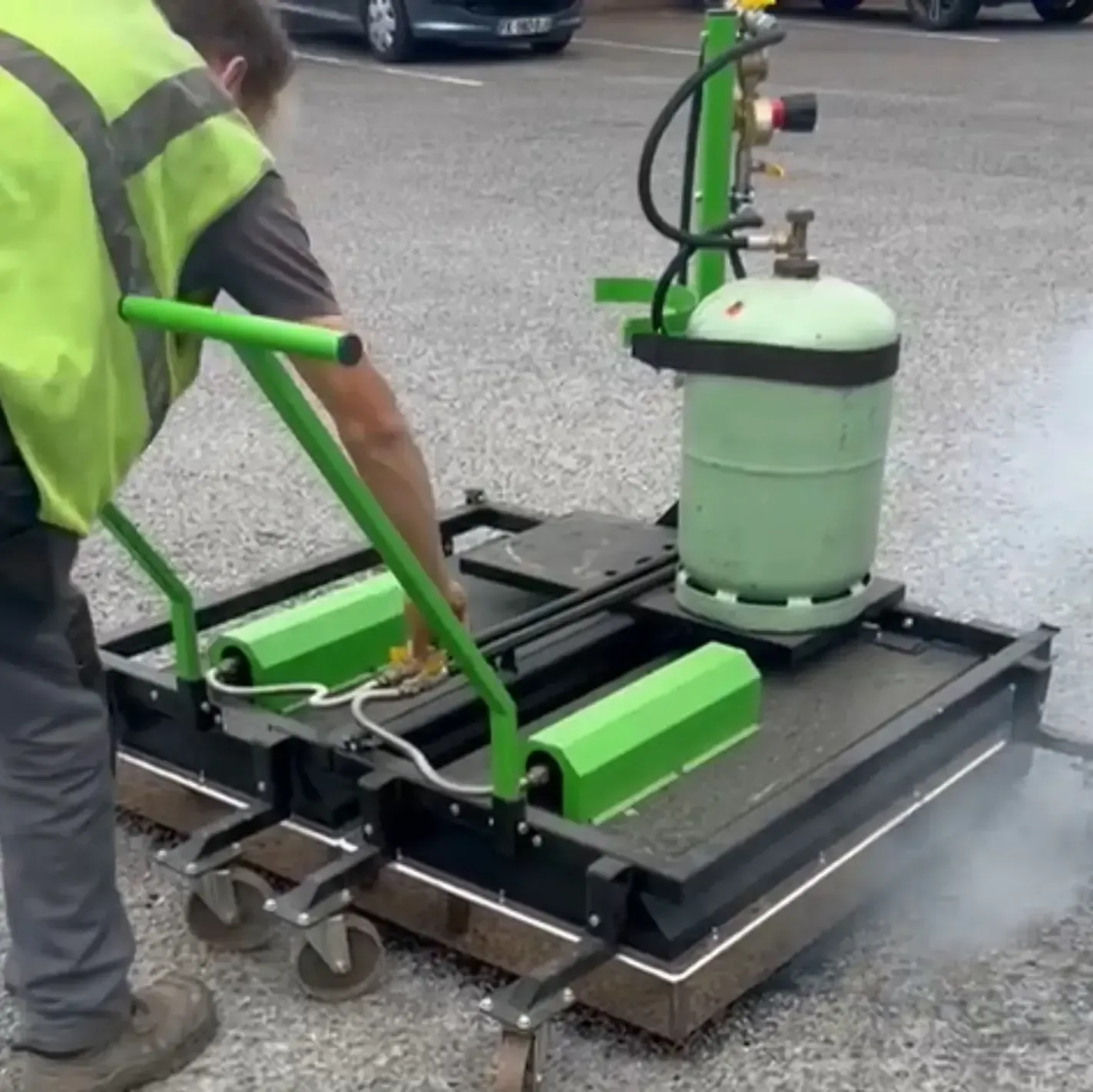 Photographie du chauffage localisé d’un enrobé existant lors d’une thermo-réparation