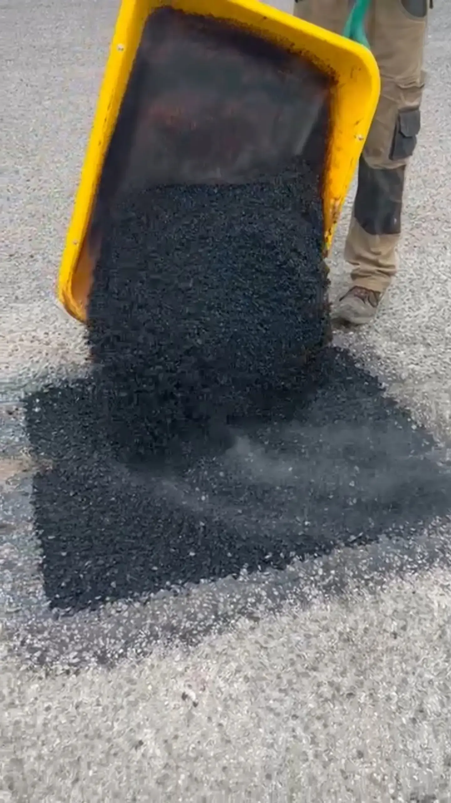 Photographie de l’apport d’enrobé neuf lors d’une thermo-réparation