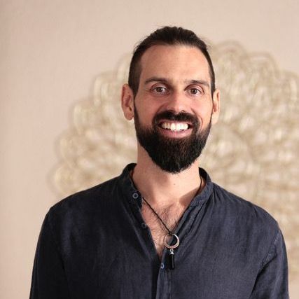 Claudio Petrò Breathwork Facilitator und Drogist HF welcher in Kamera lächelt.
