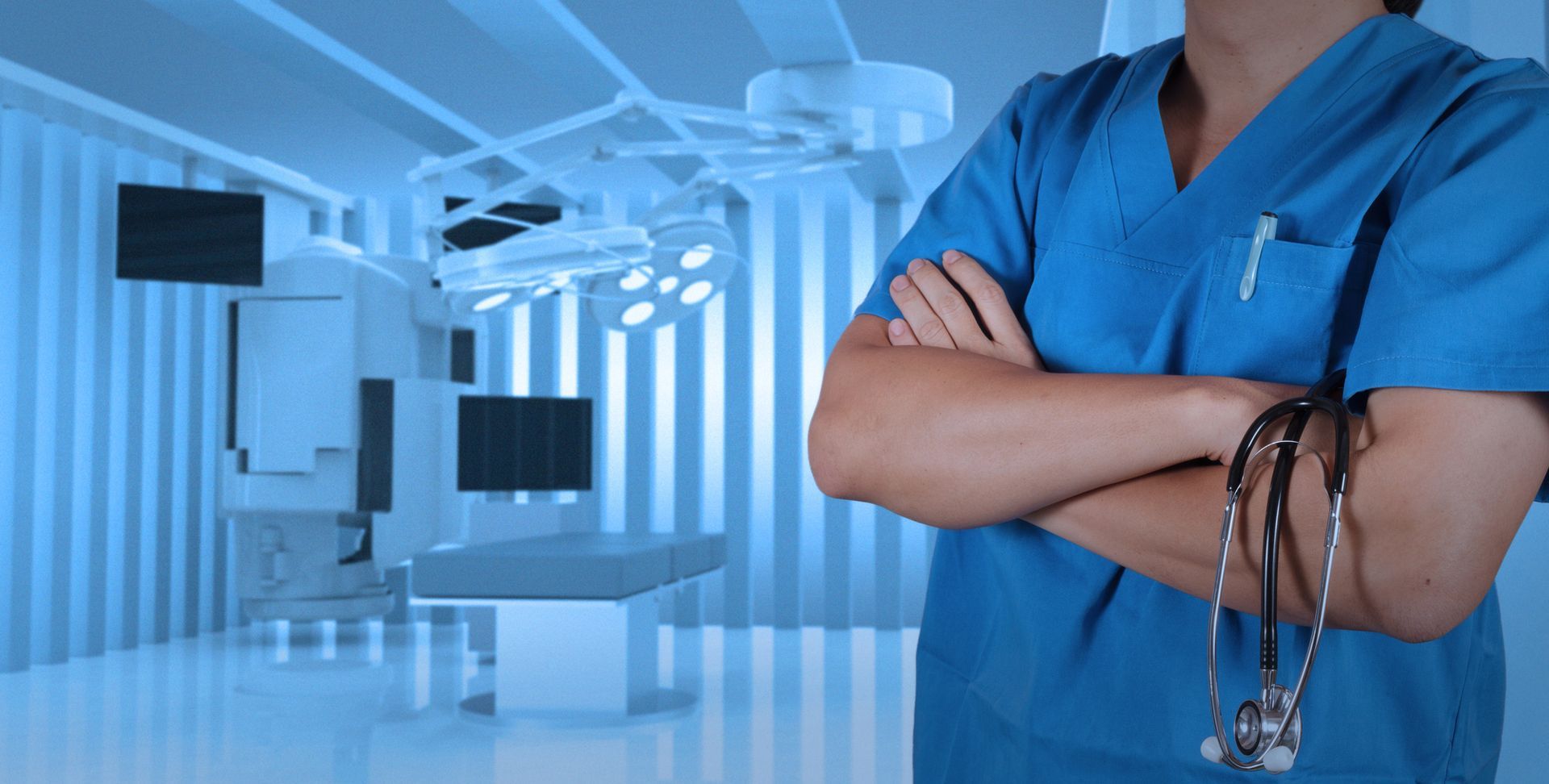 Una donna si sottopone a una radiografia del seno da parte di un medico.