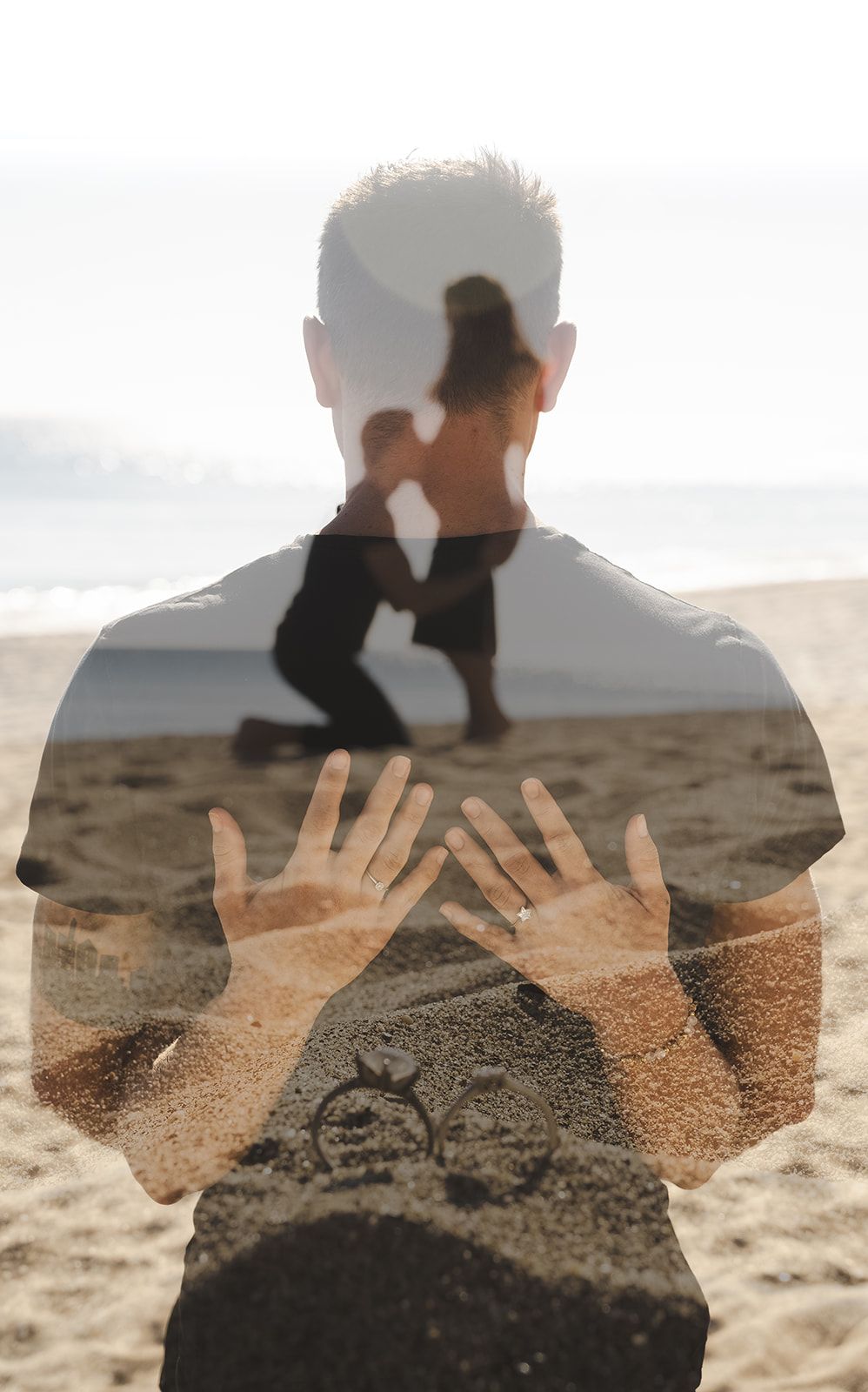 Silueta con doble exposición de una persona meditando en la playa, con las manos sobre el pecho y las manos en primer plano