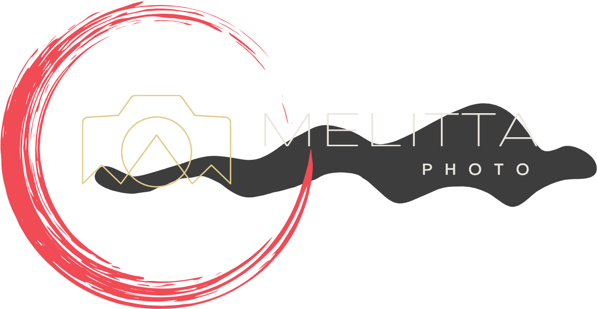 Logotipo abstracto con un trazo circular rojo, una línea ondulada negra y un icono de cámara blanco con el texto «MELITA PHOTO»