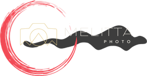 Logotipo abstracto con un trazo circular rojo, una línea ondulada negra y un icono de cámara blanco con el texto «MELITA PHOTO»