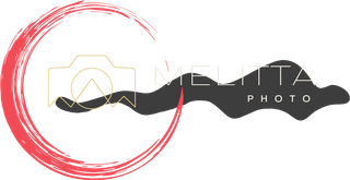 Logotipo abstracto con un trazo circular rojo, una línea ondulada negra y un icono de cámara blanco con el texto «MELITA PHOTO»