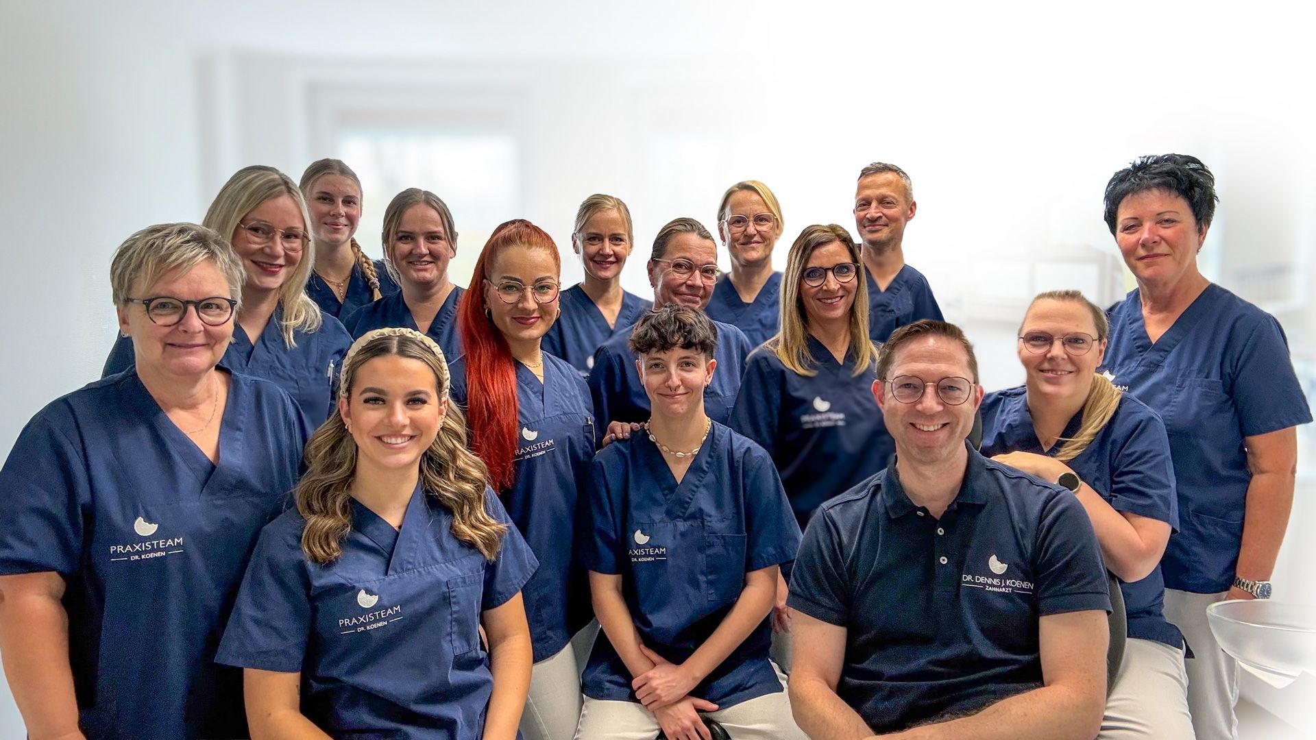 Eine Gruppe von Zahnärzten und Krankenschwestern posiert für ein Foto.