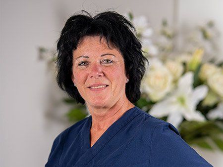 Porträt von Manuela Wörfel, ZMP für Prophylaxe in der Zahnarztpraxis Dr. Dennis Koenen in Rostock