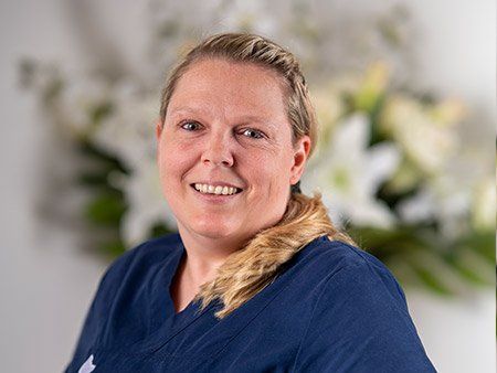 Porträt von Katrin Block, ZMV-Praxismanagerin in der Zahnarztpraxis Dr. Dennis Koenen.