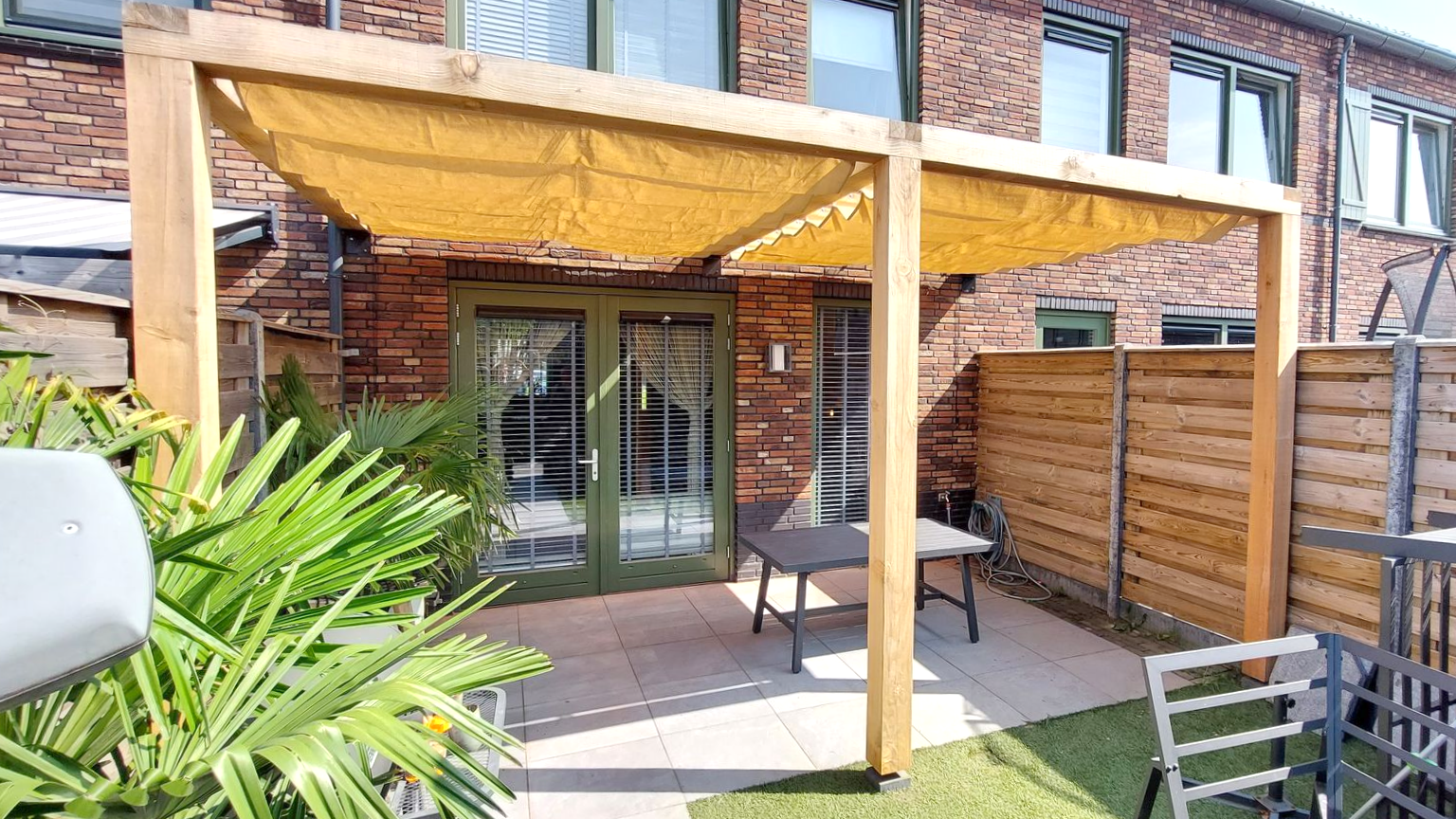 Pergola met schaduwdoek Veghel | Smans Houtbouw
