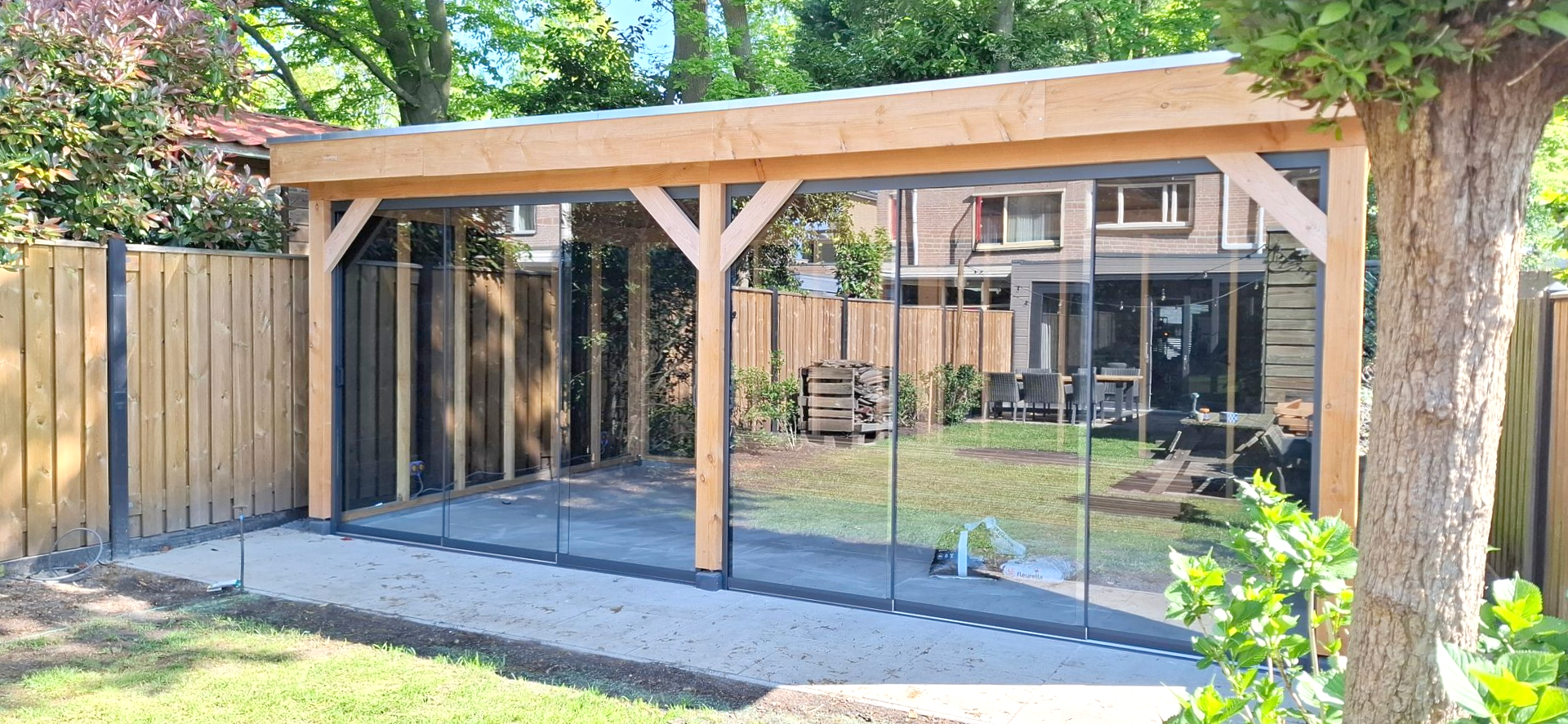 Vrijstaande overkapping met glazen schuifwand in Uden | Smans Houtbouw