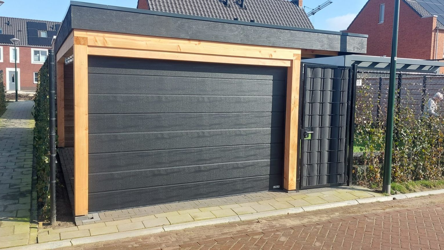 Carport met elektrische garagedeur Erp