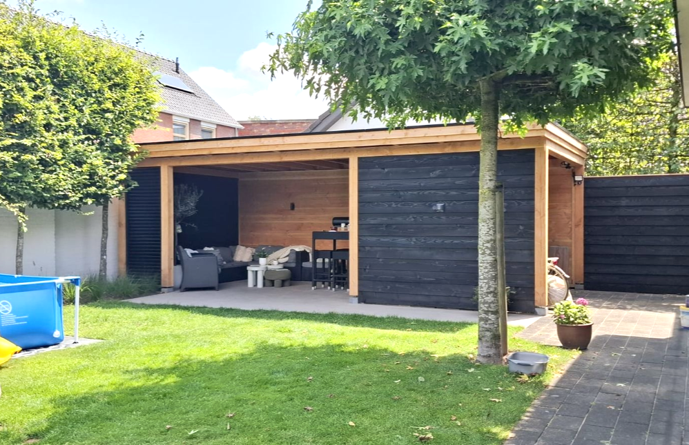 Terras in de achtertuin met houten constructie, gras, klein zwembad en boom. Zwart en natuurlijke houttinten.