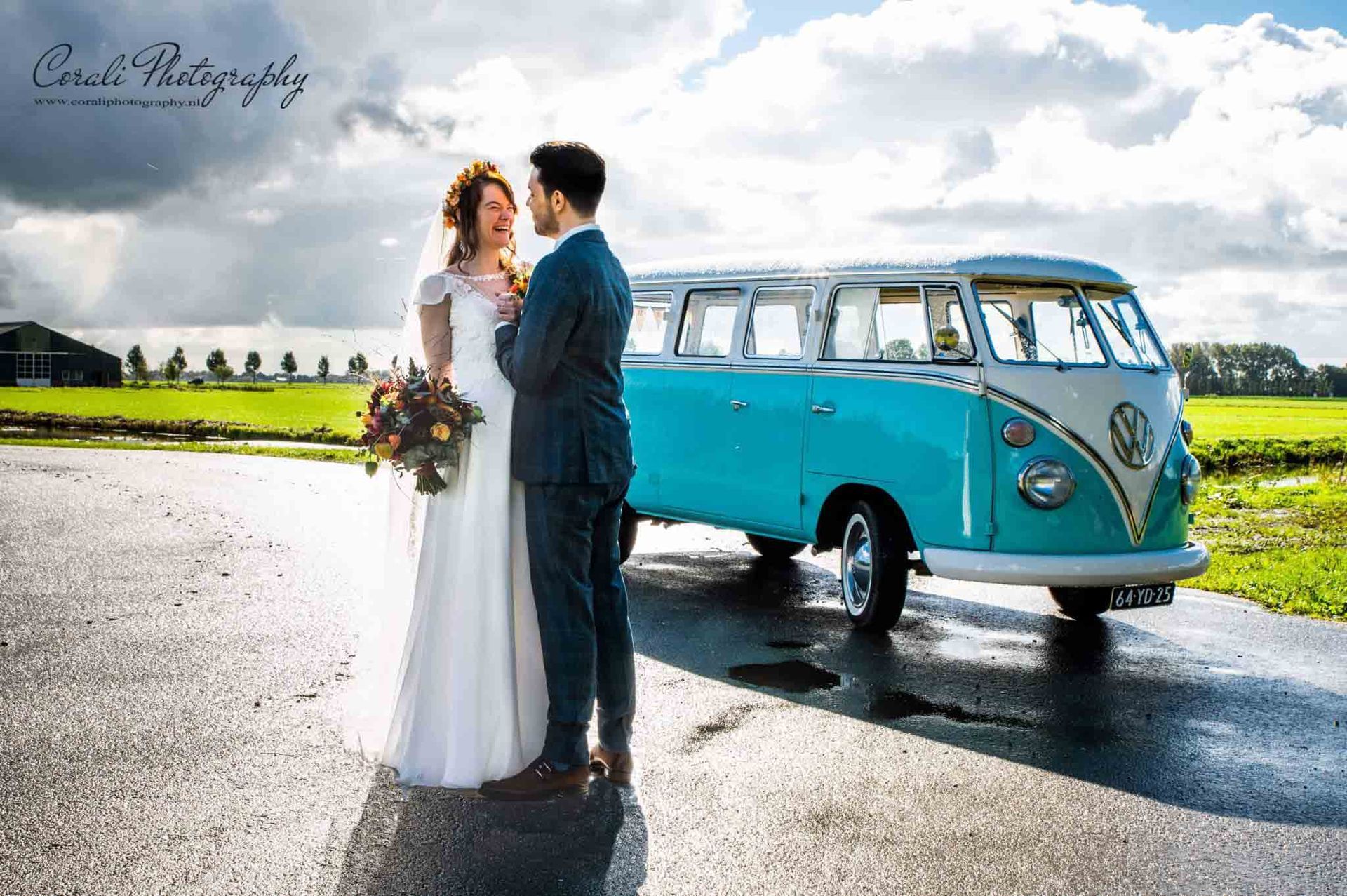 Volkwagen bus T1 huren, Volkswagenbusje, bruiloft met regen, trouwen, Oldtimer huren