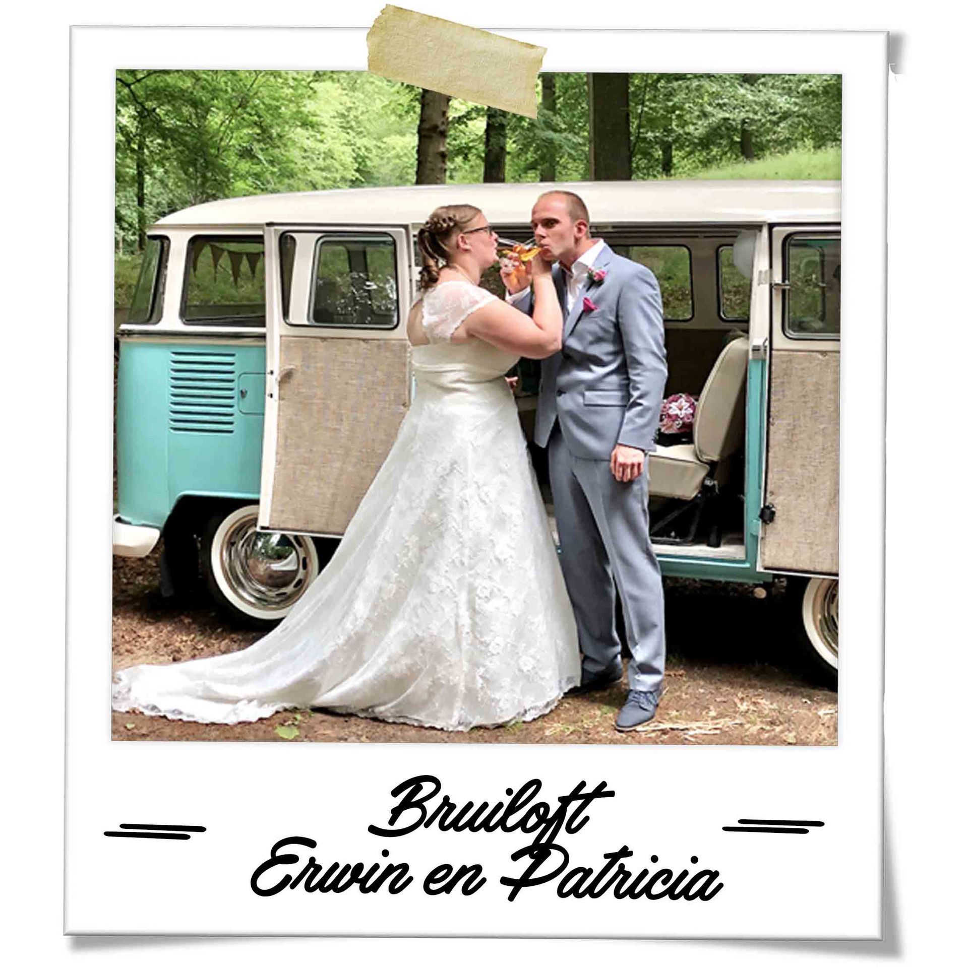 Volkswagenbus in het bos, Volkswagenbusje blauw, trouwen in Hoofddorp, gehaakte bloemen als corsage