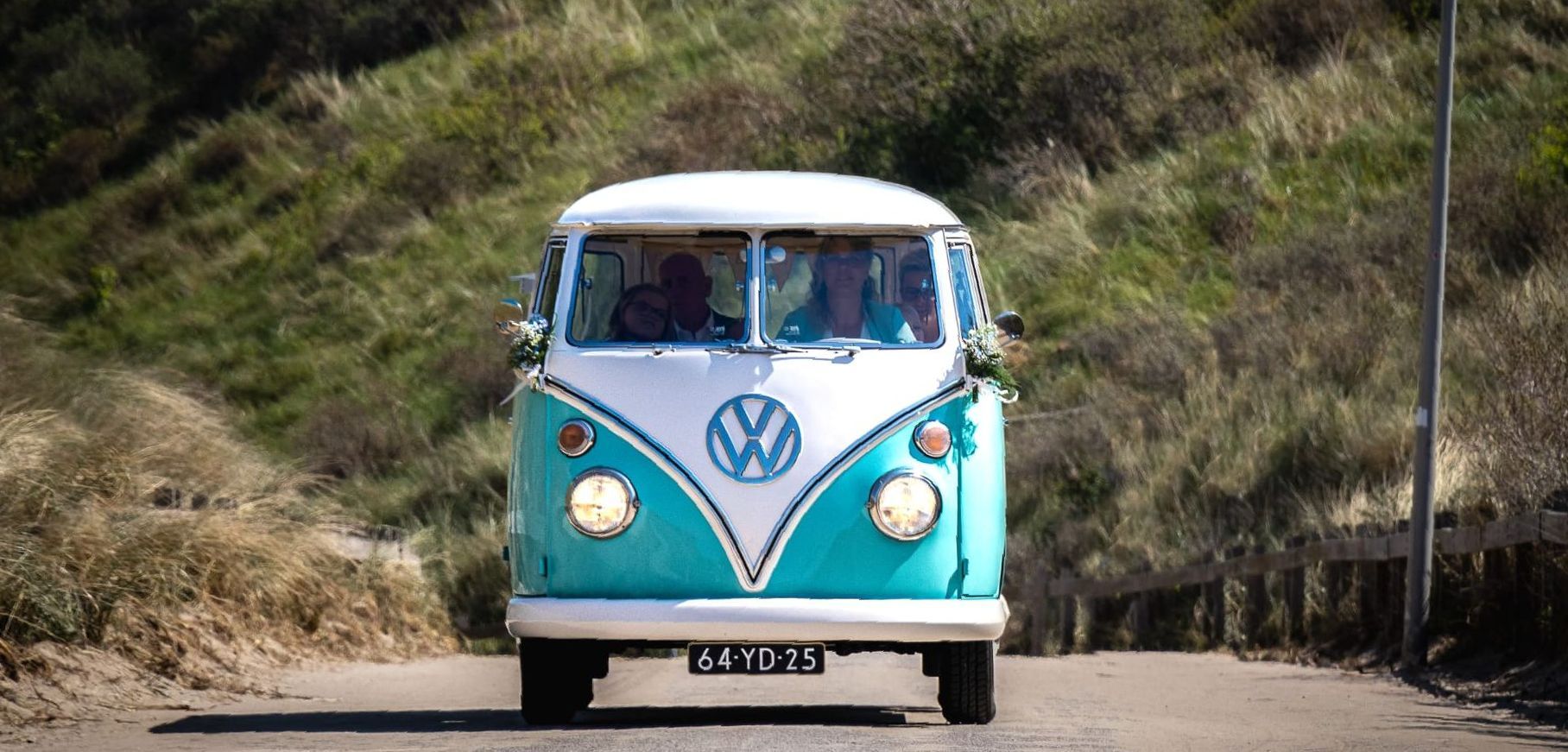 Volkswagenbus trouwauto huren Oldtimer VW T1 contact galavervoer