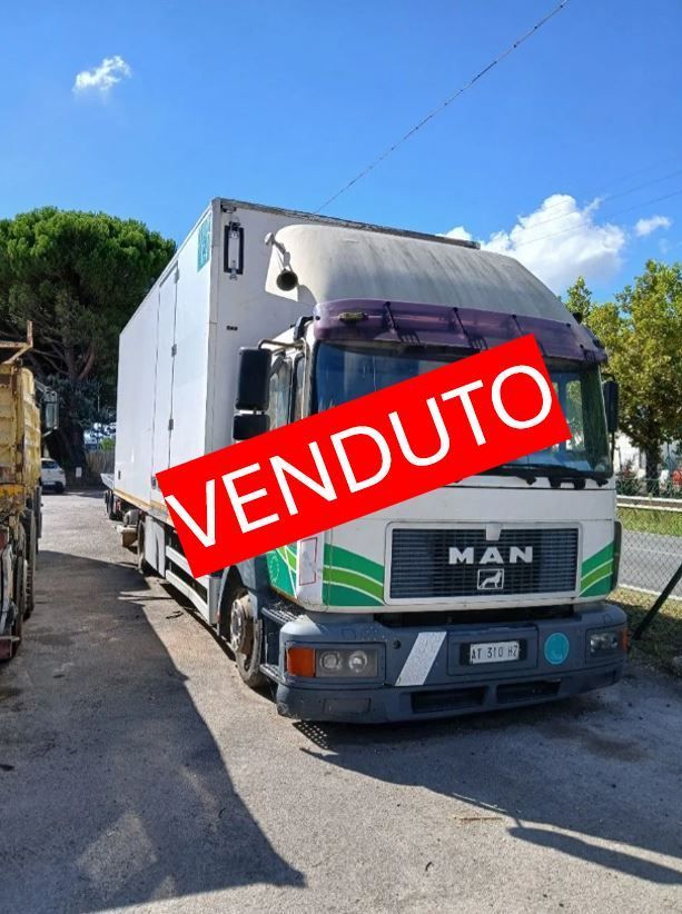 Presso Officina Marchi a Chiusi in provincia di Siena vendita veicolo commerciale usato MAN 13 224 anno 1997. Autocarro/furgone isotermico con cassone frigo a 2 assi con ruote gemellate. Portata: 3.200 kg .