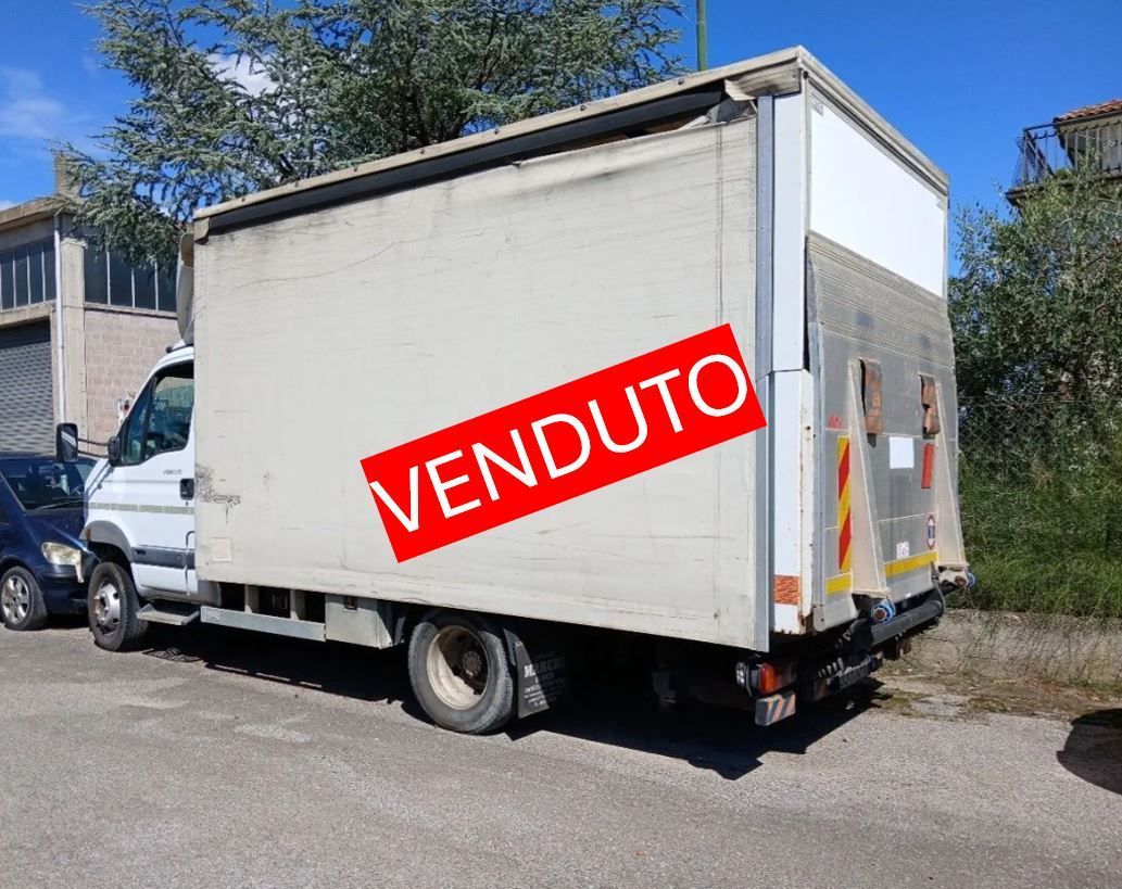 Presso Officina Marchi a Chiusi in provincia di Siena vendita veicolo commerciale usato RENAULT MASCOTT anno 2008. Tendonato con doppie ruote, Sponda di caricamento idraulica. Portata 2.850 kg