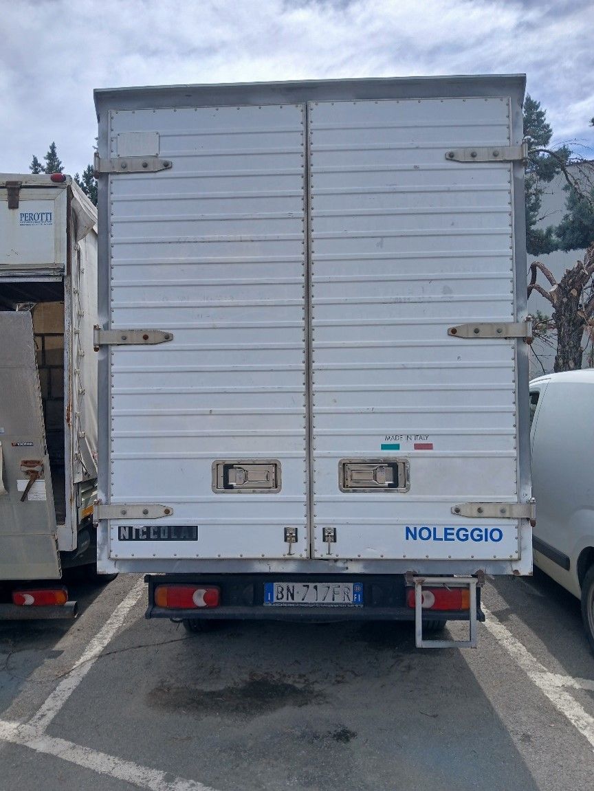 Presso Officina Marchi a Chiusi in provincia di Siena vendita veicolo commerciale usato NISSAN CABSTAR anno 2000. Furgonato a ruota singola, portata 1.050 kg