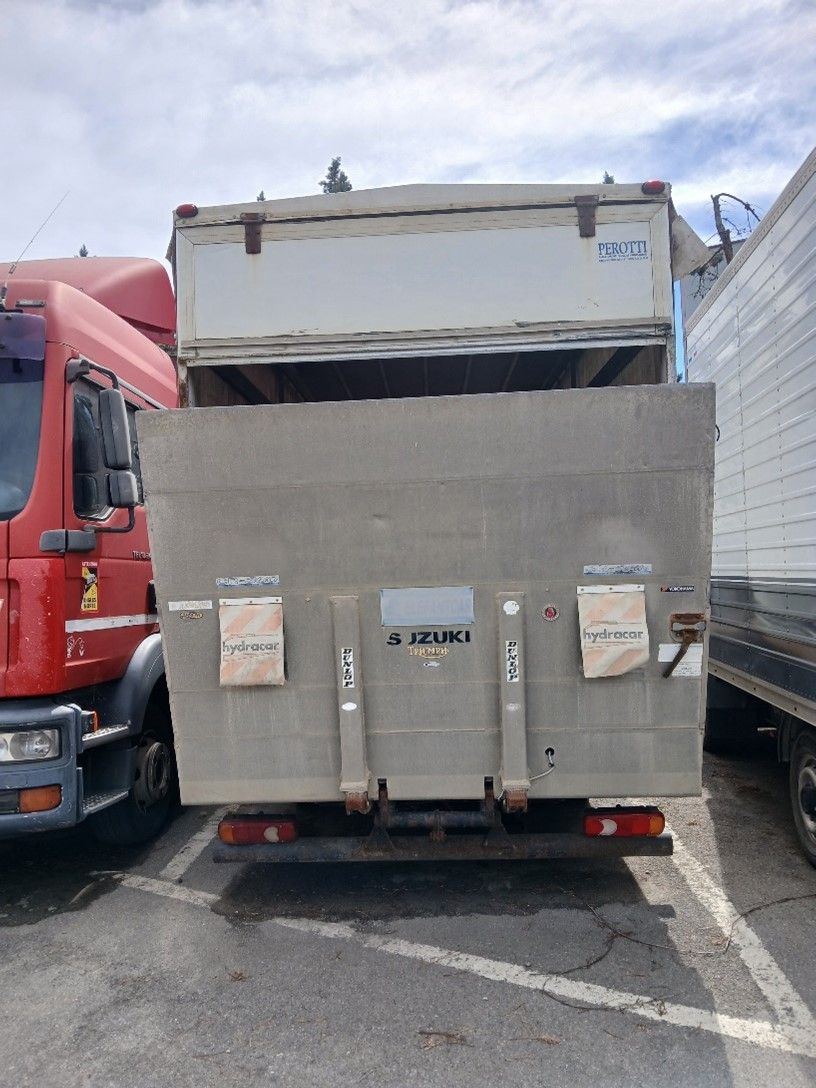 Presso Officina Marchi a Chiusi in provincia di Siena vendita veicolo commerciale usato NISSAN CABSTAR anno 2001. Tendonato con ruote gemellate, Sponda caricatrice idraulica con piedini stabilizzatori con portata di 750 kg con luci di ingombro e posizione laterali. Portata: 1.020 kg
