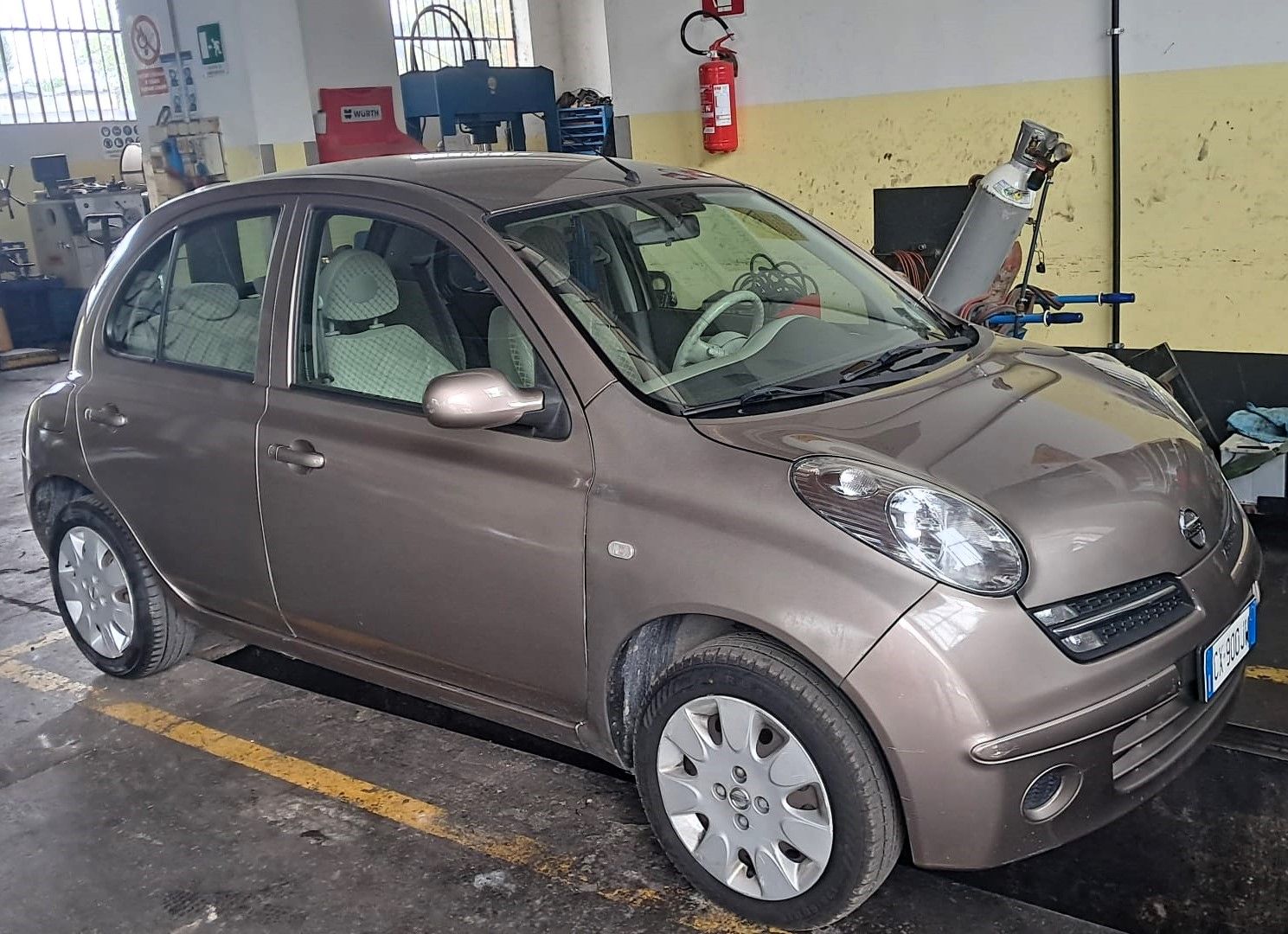Presso officina Marchi a Chiusi Siena noleggio Nissan Micra.