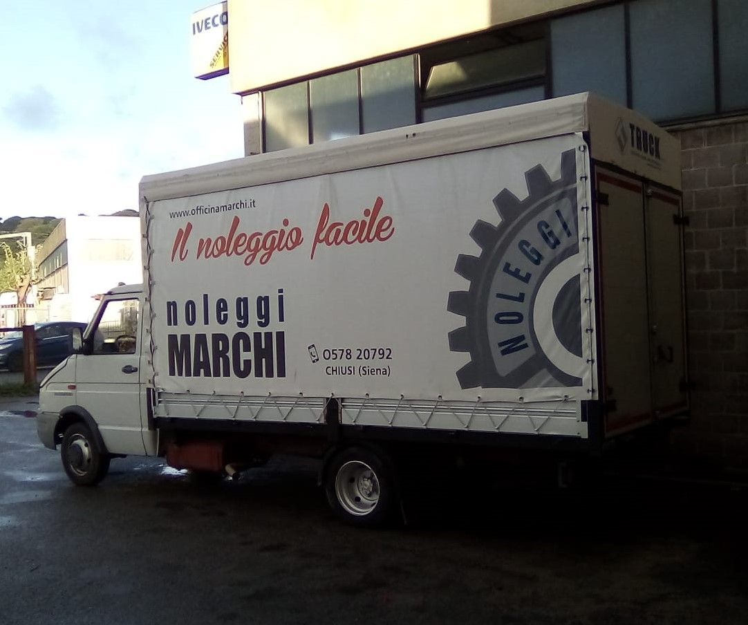 Presso officina Marchi a Chiusi Siena noleggio furgone tendonato con piattaforma sollevatrice posteriore.