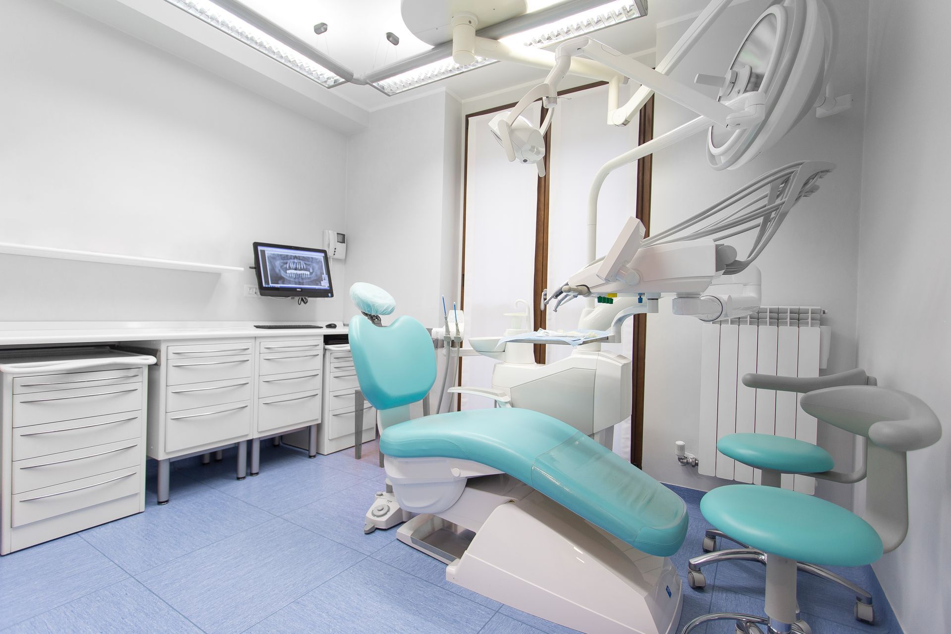 Un apparecchio trasparente e uno spazzolino da denti su un tavolo in uno studio dentistico, con un paziente sorridente sullo sfondo.