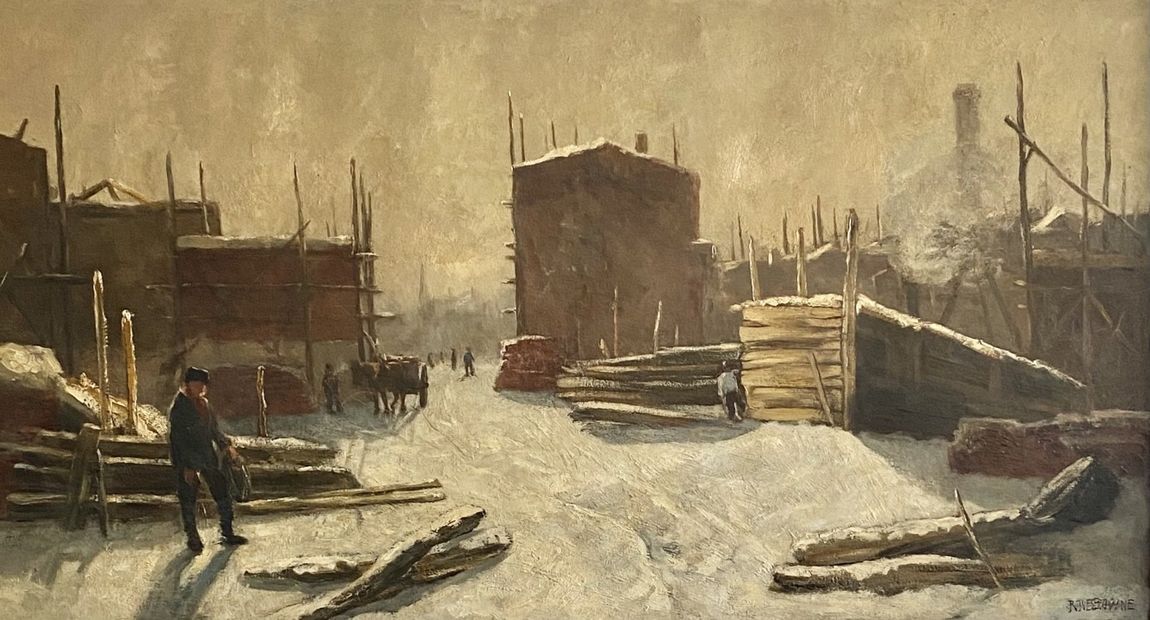Een ingetogen, winters tafereel van een besneeuwde houtwerf met opgestapeld hout, houten constructies en een figuur op de voorgrond.