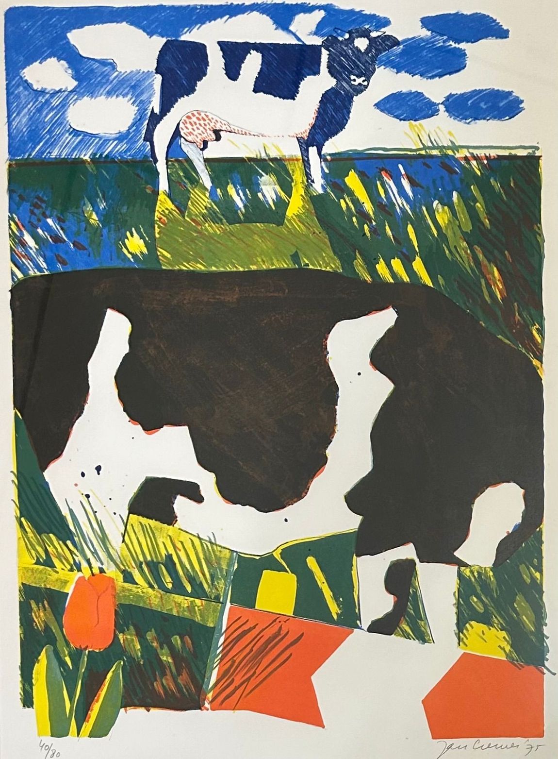 Een kleurenlithografie van een zwart-witte koe die graast in een veld met een helderblauwe lucht en gestileerde rode en gele bloemen.