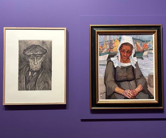 Twee ingelijste kunstwerken hangen aan een effen paarse muur: een zwart-wit schets van een persoon naast een kleurrijk schilderij.