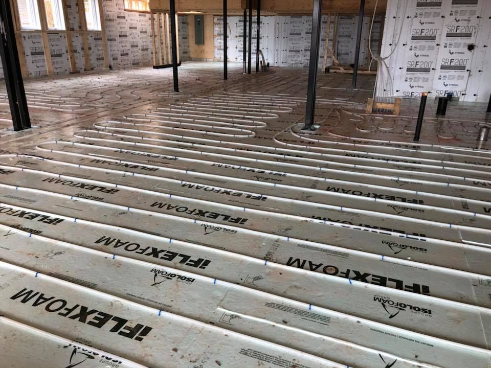 Une grande pièce avec un plancher en bois sur lequel est écrit flexfoam.