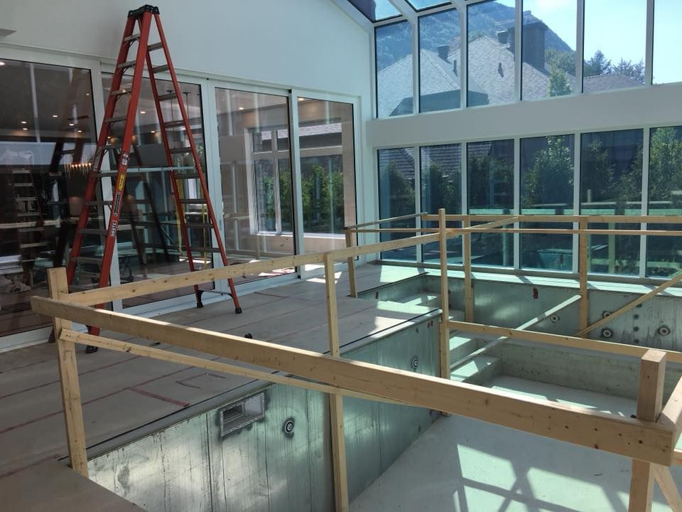 Une échelle se trouve à côté d'une piscine dans un immeuble en construction.
