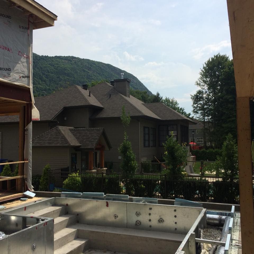 Une maison avec un toit qui dit « asphalte » dessus