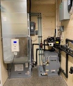 Une pièce avec un radiateur et une chaudière.