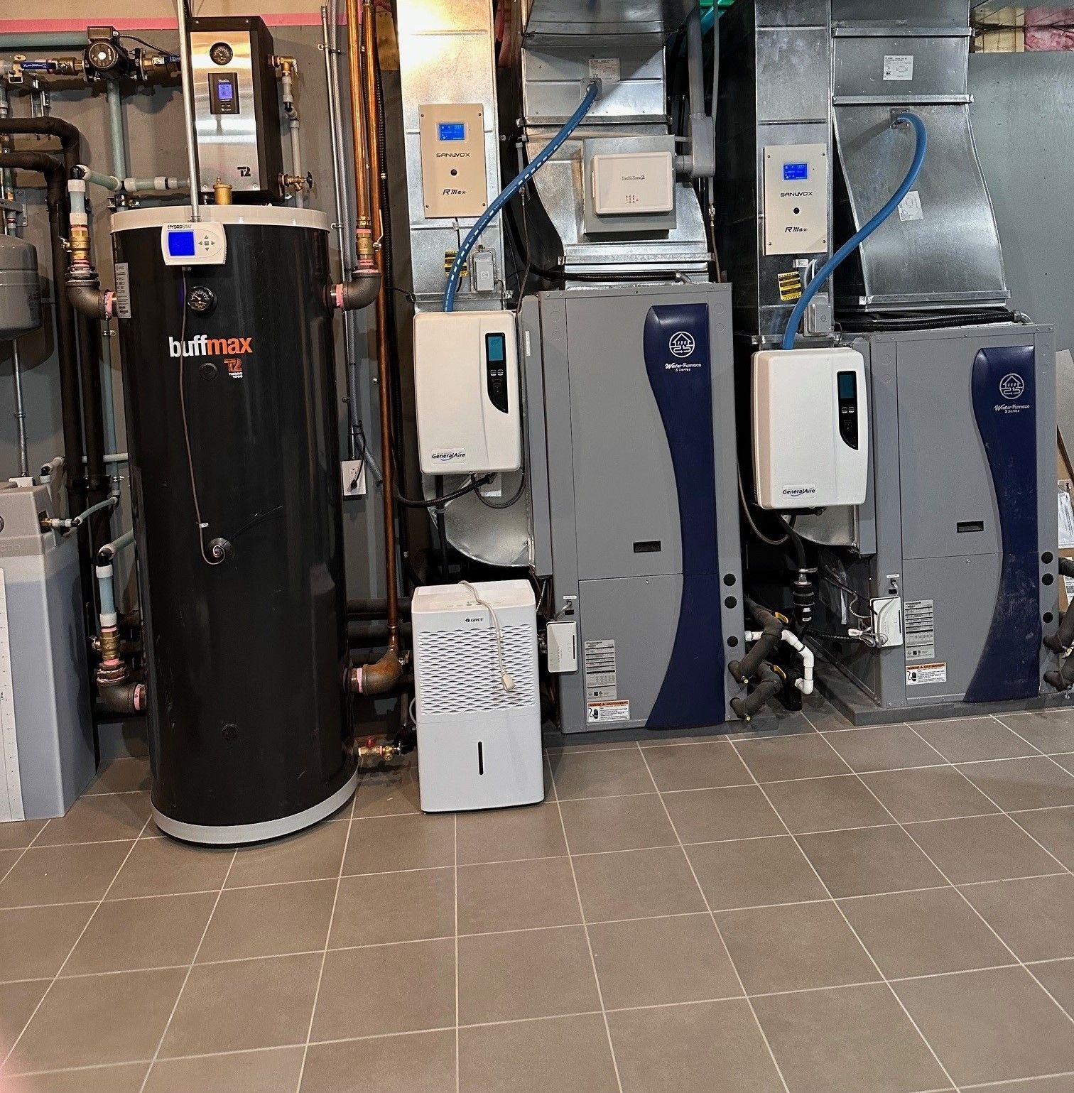 Une pièce avec beaucoup d'électroménagers dont un chauffe-eau