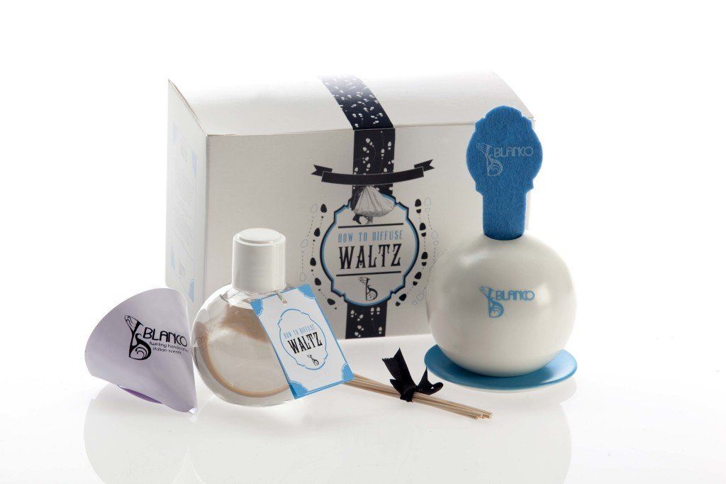 Due bottiglie di profumo sono davanti a una scatola con la scritta waitz