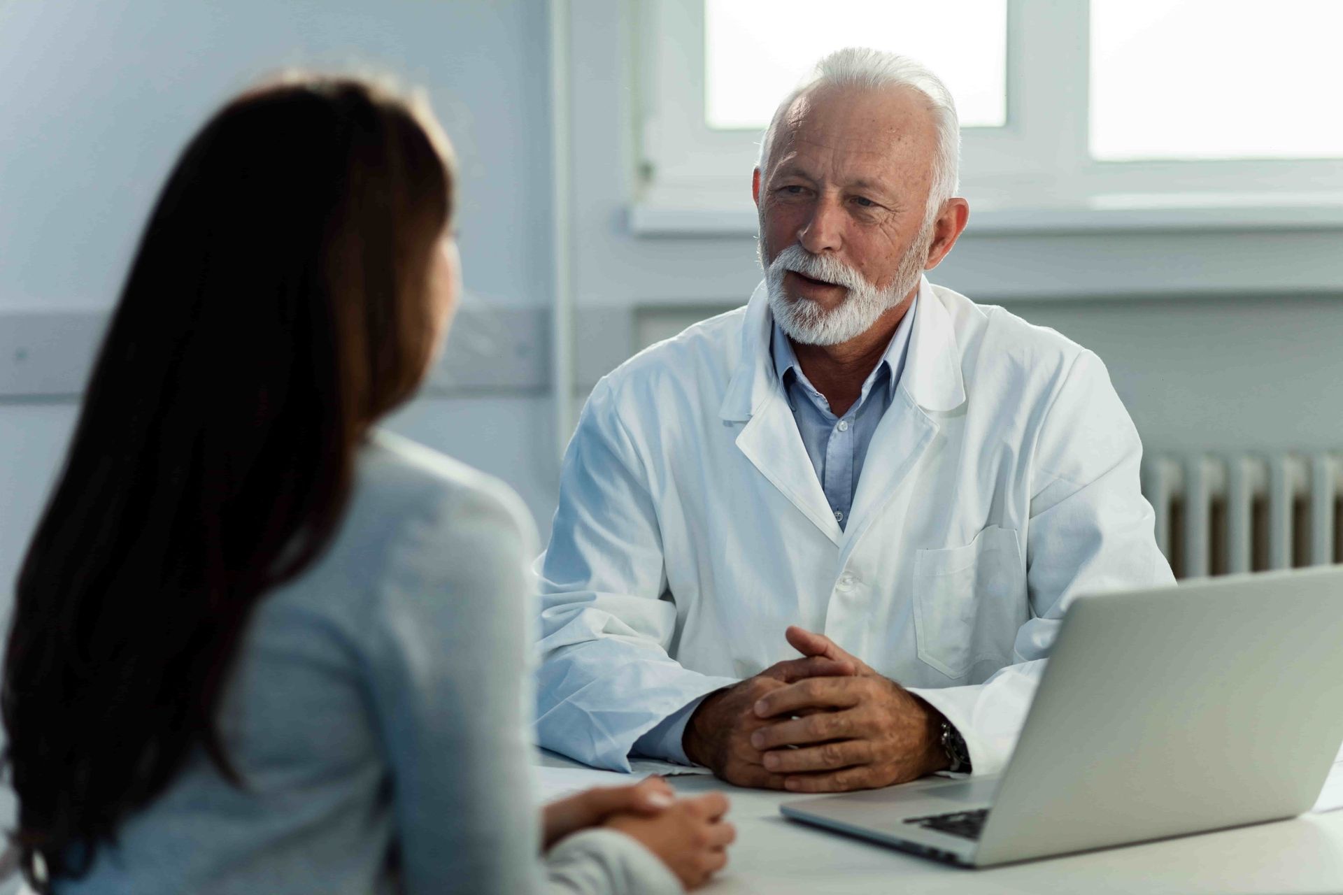 Médico conversa com paciente sobre quando o FOP precisa de tratamento durante consulta