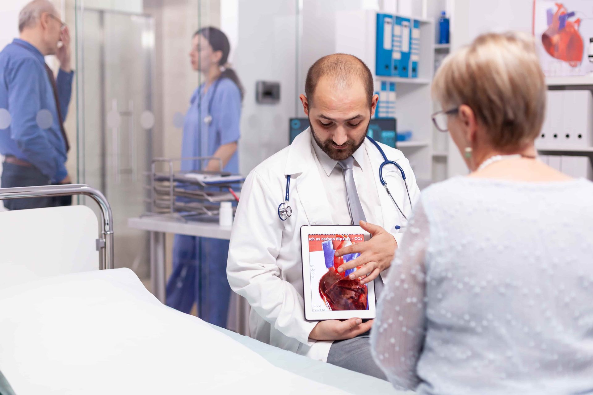 Um médico cardiologista explica como é o tratamento minimamente invasivo da válvula mitral.